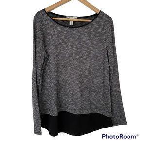 WHITE HOUSE BLACK MARKET GREY/BLACK LONG SLEEVED TEXTURED TOP WITH BLOUSE HEM, M